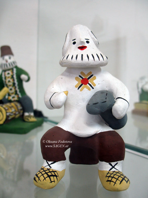 Mann mit Filzstiefel. Museum des Kargopoler Spielzeuges im Zentrum der Volkshandwerke „Bereginja“. Kargopol © Oksana Fedotova 